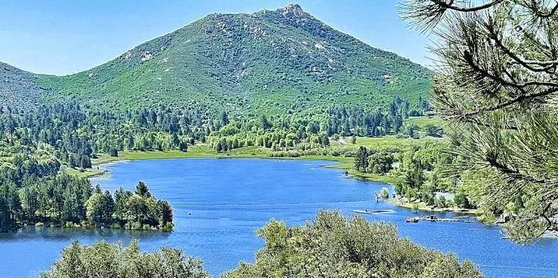 *RIVER FRONT* LUXURY LOG-CABIN + SPA, HOME THEATER, NEAR UNIVERSITY+ SKI RESORTS