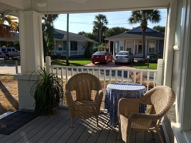Beautiful, newly renovated 1 bedroom, Den apartment One Block From Beach