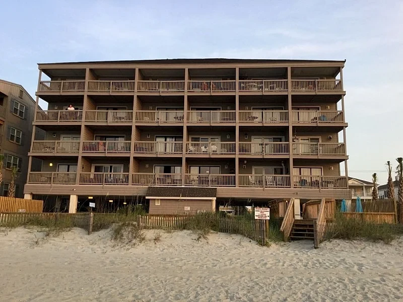 Beachfront Condo, ground parking, beach, Pool, 20 Ft to beach, 1mi to pier/dwtn