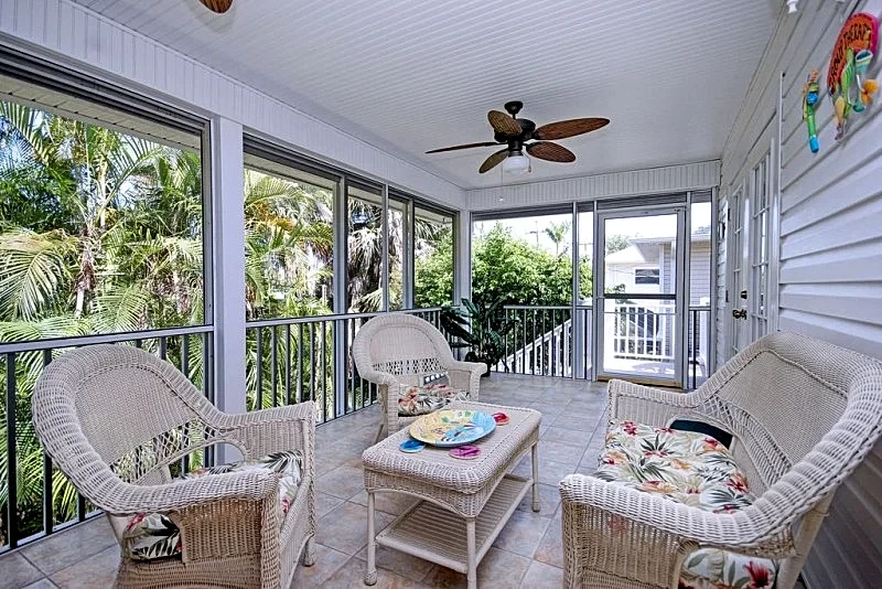 La Casa On Mango, heated pool - 5 min walk to the Beach in Fort Myers Beach, Florida, United States — photo 2