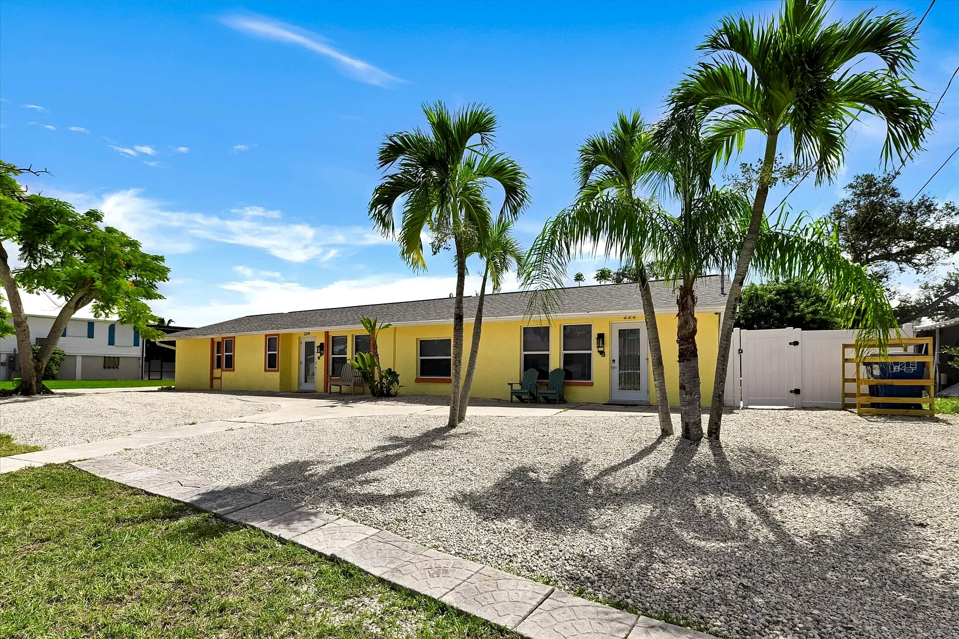 Sunny MidIsland, 3 min to beach, Heated pool! in Fort Myers Beach, Florida, United States — photo 2