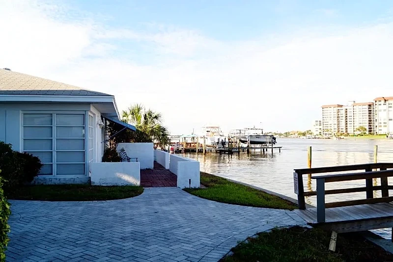 V2-2 BR, direct waterfront, 2 min walk to beach in Clearwater, Florida, United States — photo 4