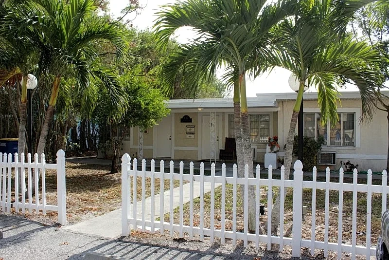 C2- 1 BR, Direct waterfront 2 min walk 2 beach