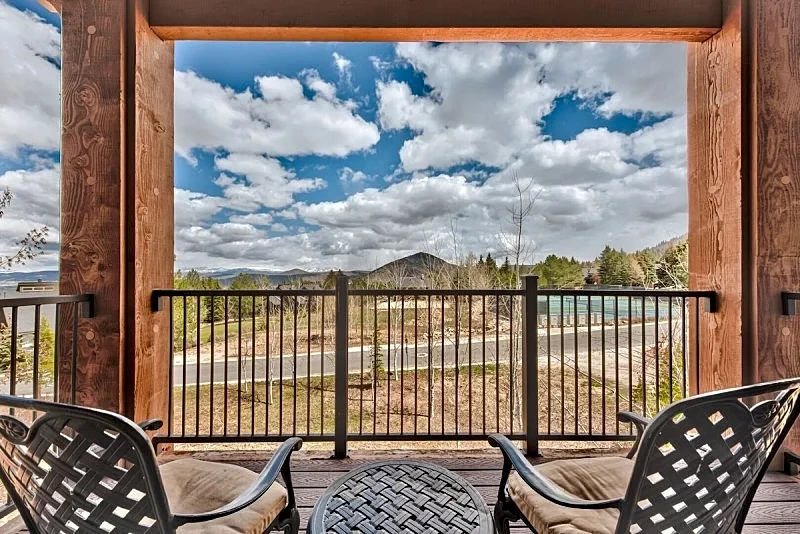 Resort property, spacious two bedroom sleeping up to 10, pool, steps to skiing and golf, enjoy SV221 in Park City, Utah, United States — photo 2
