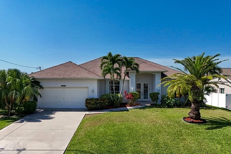 CCVS - Villa Blue Bayou - Sunny Southern Retreat with Pool & Canal Views in Cape Coral