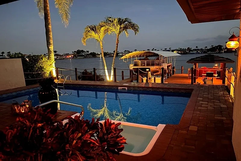 CCVS - Villa ThunderBird Lake: Eight-Lake Views & Tiki-Hut Sundowners in Cape Coral
