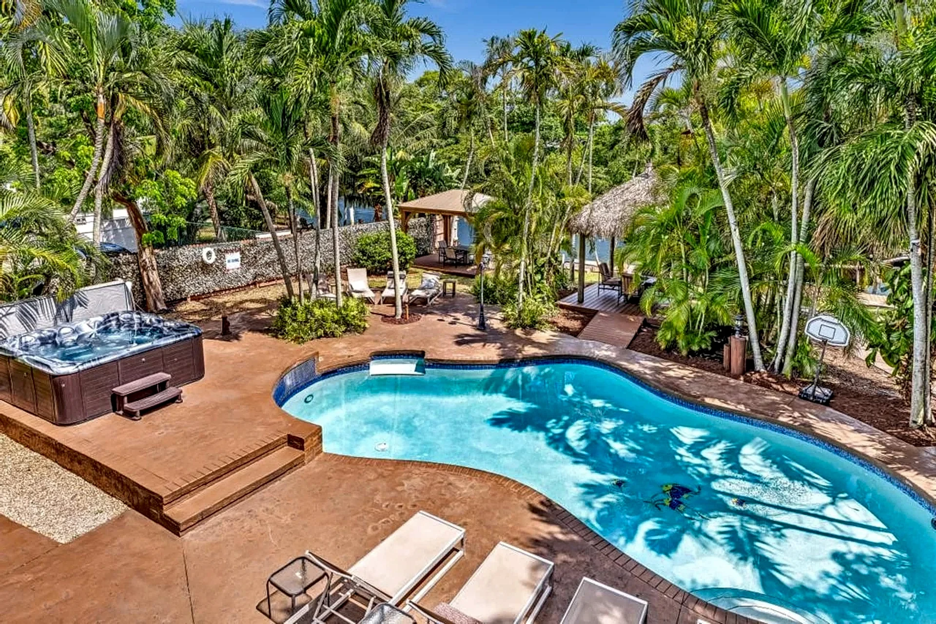 Designer Oasis Resort 11 bedrooms 7 baths . Sleeps 22