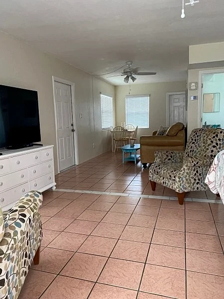 Walk to Beach, restaurants and shops “The Cottage” in Largo, Florida, United States — photo 4