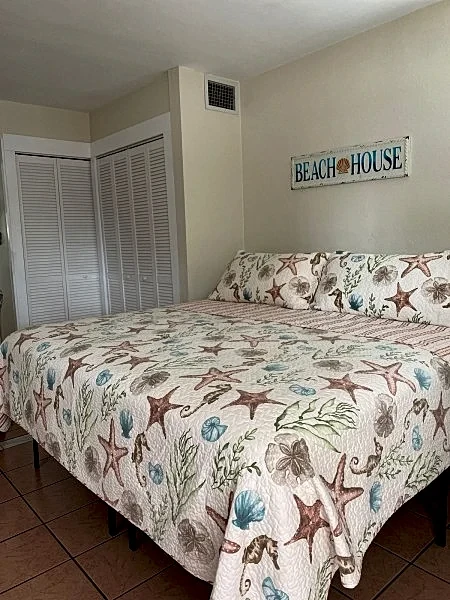 Walk to Beach, restaurants and shops “The Cottage” in Largo, Florida, United States — photo 5