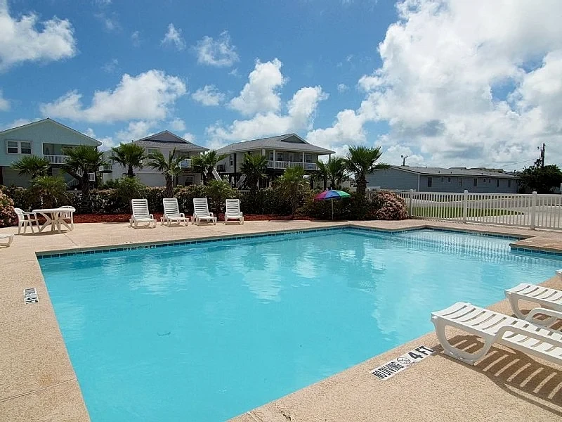 3Br/2Ba Minutes From Beach,Community Pool, Sleeps 9 in Port Aransas, Texas, United States — photo 3