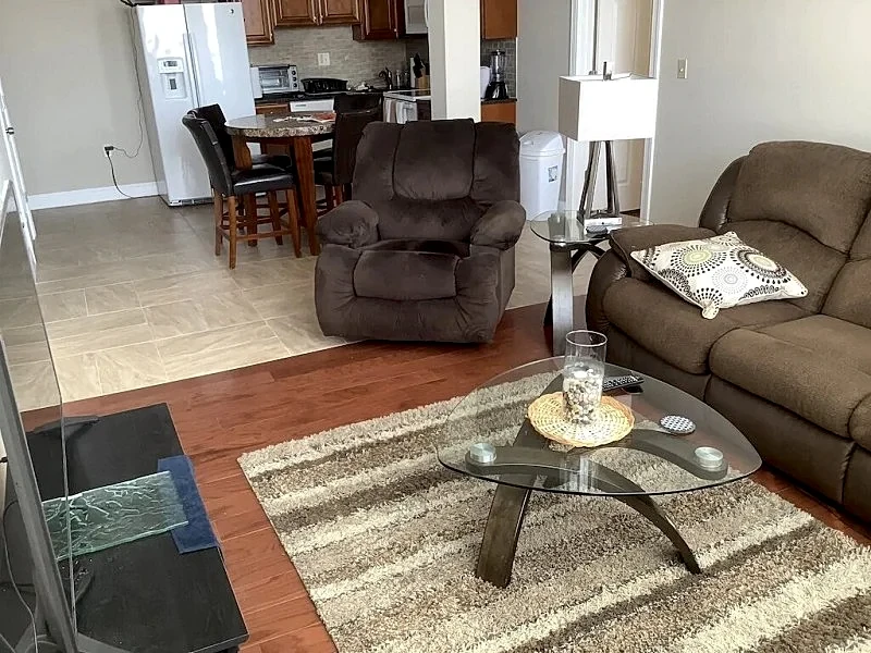 Stunning Center City 3Bdrm/2 Bath w 5 Qn beds 2 blocks Pa Convention Center|14+