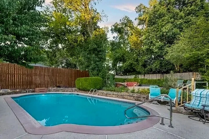Big Pool & Patio Oasis w/ Hot Tub. Spacious Fun Home! Southwest Dallas suburb
