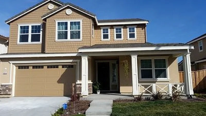 Luxurious Sunny 1BedBath,Beautiful hill view from room & bay view from backyard