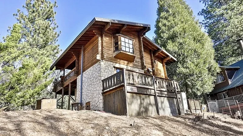 REDUCED PRICE!!! BBQ + DECK+ SWISS CHALET