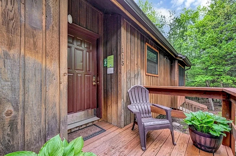 Pocono House W/ Outdoor Hottub, Pet Friendly, 2 Canoes, Kayak & Firepit in Gouldsboro, Pennsylvania, United States — photo 3