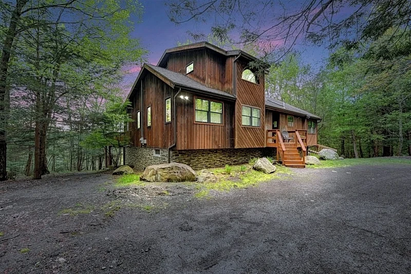 Pocono House W/ Outdoor Hottub, Pet Friendly, 2 Canoes, Kayak & Firepit in Gouldsboro, Pennsylvania, United States — photo 2