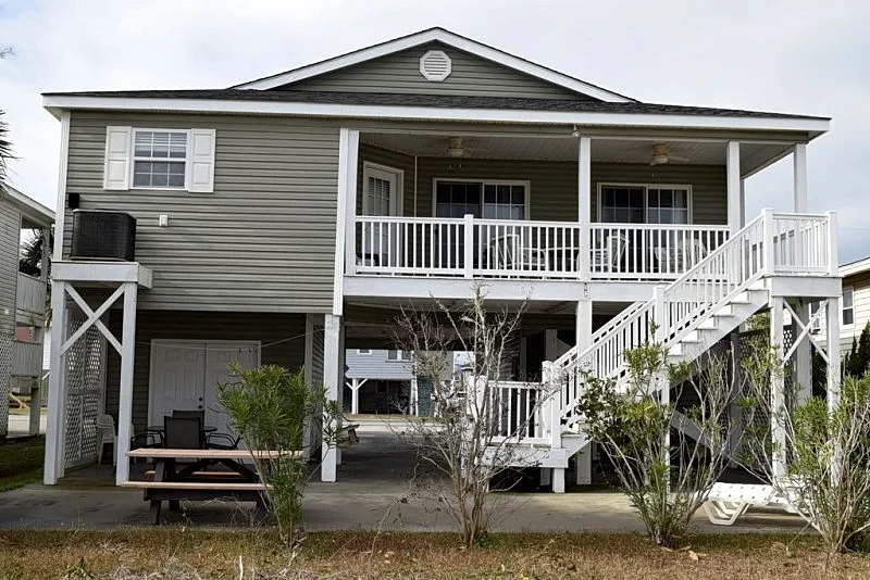 Clean Beach House on 2nd row easy access to beach!