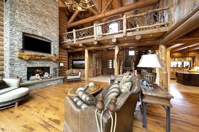 9,000 Sq Ft Authentic Log Home 2 miles from Lake Wallenpaupack –Sleeps 20 in Greentown, Pennsylvania, United States — photo 2