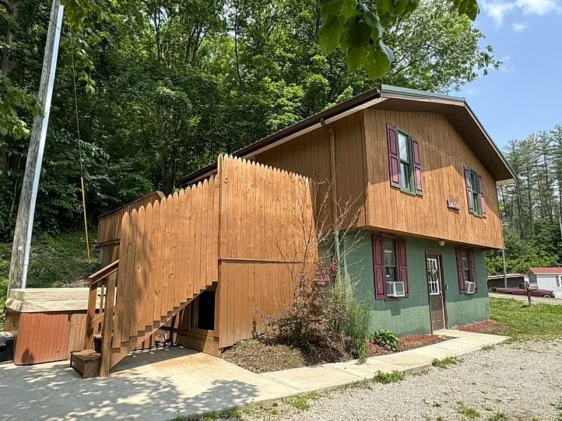 Sandy Run Cabin-Hot Tub, Hocking Hills, WNF, more in New Straitsville, Ohio, United States — photo 2