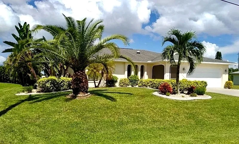 Private Oasis with pool and Jacuzzi on the water in Cape Coral, Florida, United States — photo 5