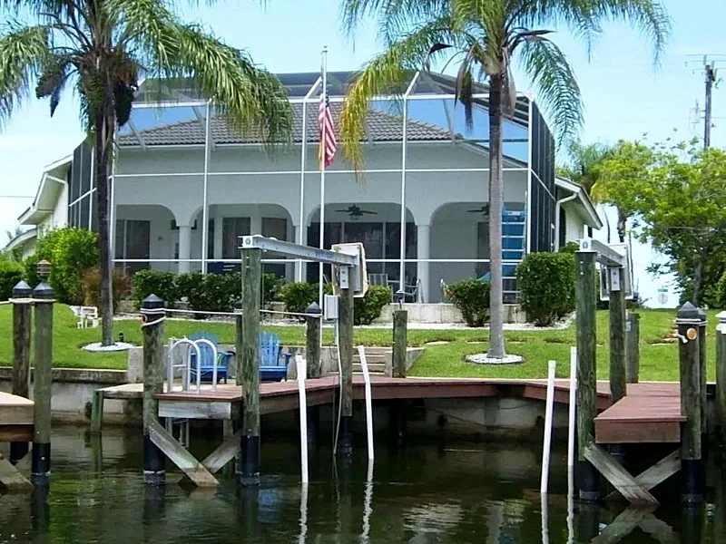 Beautiful Private Oasis with pool and private Dock on the water in Cape Coral, Florida, United States — photo 2