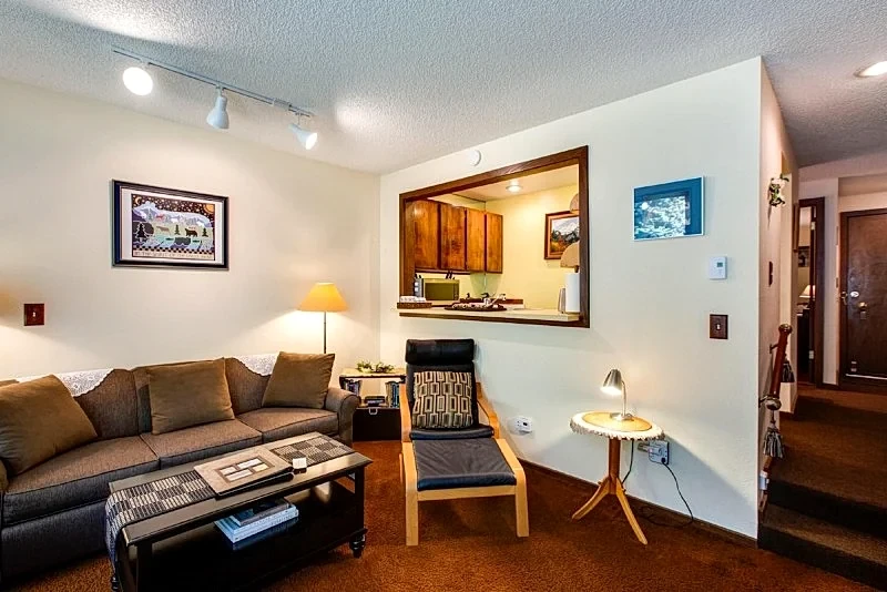 Snowater Condo #28 - Wi-Fi - Fireplace - Sleeps 4 in Glacier, Washington, United States — photo 4