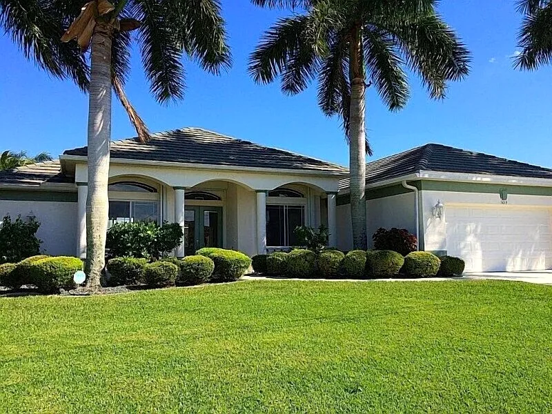 Villa Central 1001 Luxury 3 3ba home electric heated pool and spa Boat Dock 2 Boat Lifts