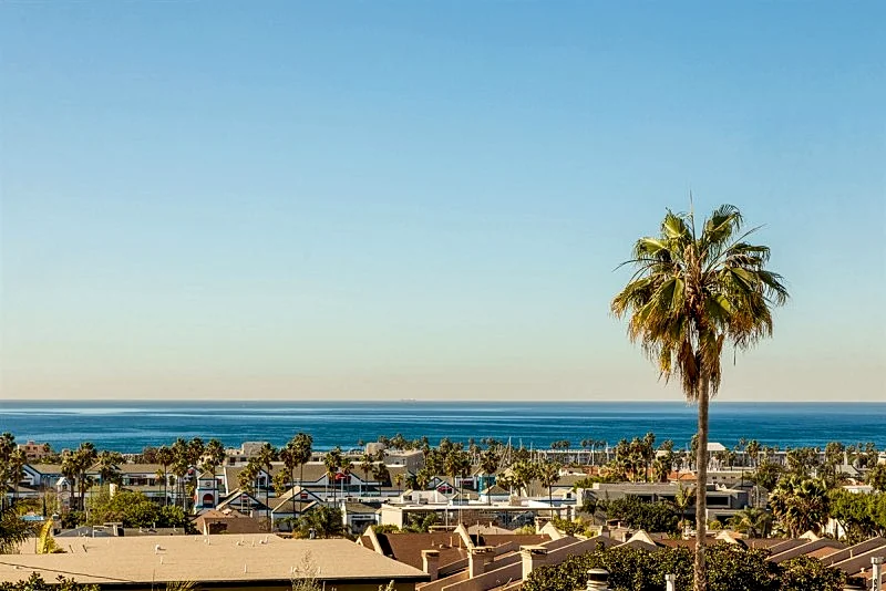 Oceanview Redondo Beach Townhome, Perfect Coastal Retreat with BBQ & Seating
