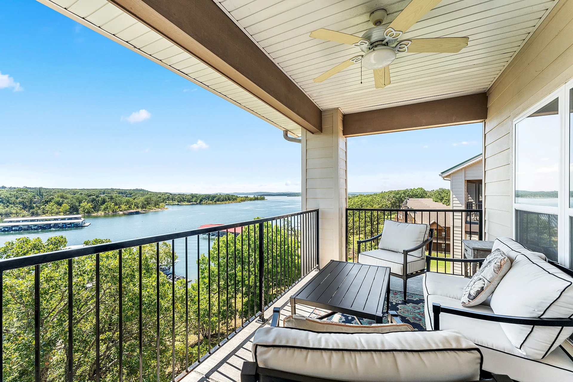 LSBR355, 3BR, 2BA Table Rock Lake Front Condo in Branson, Missouri, United States — photo 4