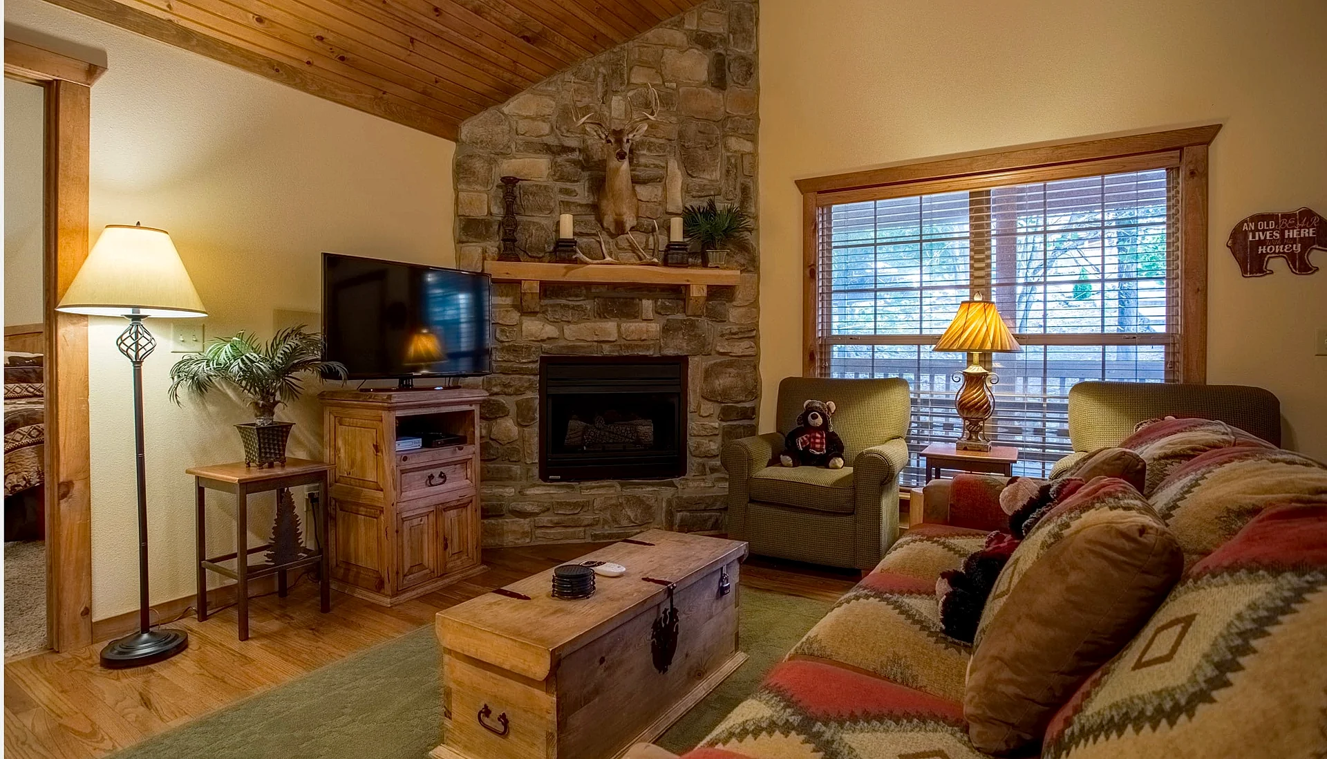Lazy Pines Lodge L037 - 2BR/2BA Branson West Cabin in Branson West, Missouri, United States — photo 2