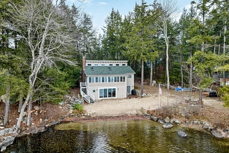 Winnipesaukee Lake Front Cottage with Sandy Beach and 25ft Dock Sleeps 8