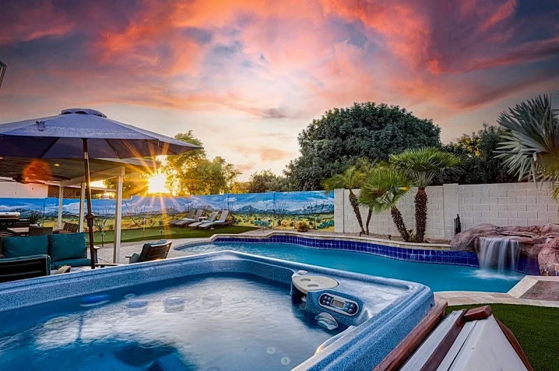 Heated Pool. 3 King Rooms! Sleeps 9!