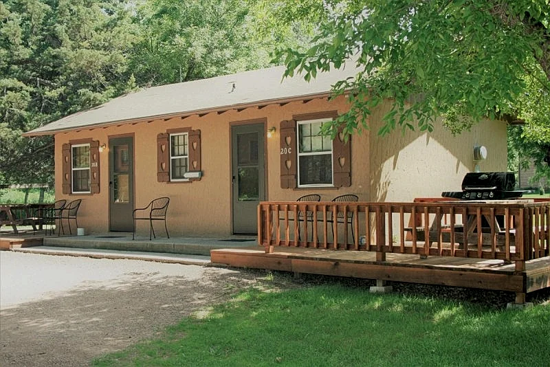 Studio Cottage Thirty Minutes to Mt Rushmore - In Rapid City On Canyon Lake Thirty Minutes from Mt Rushmore