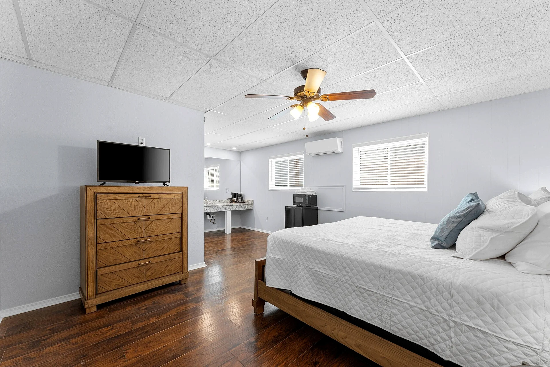 Relax and Recharge at Our Lakeside Retreat! SC5