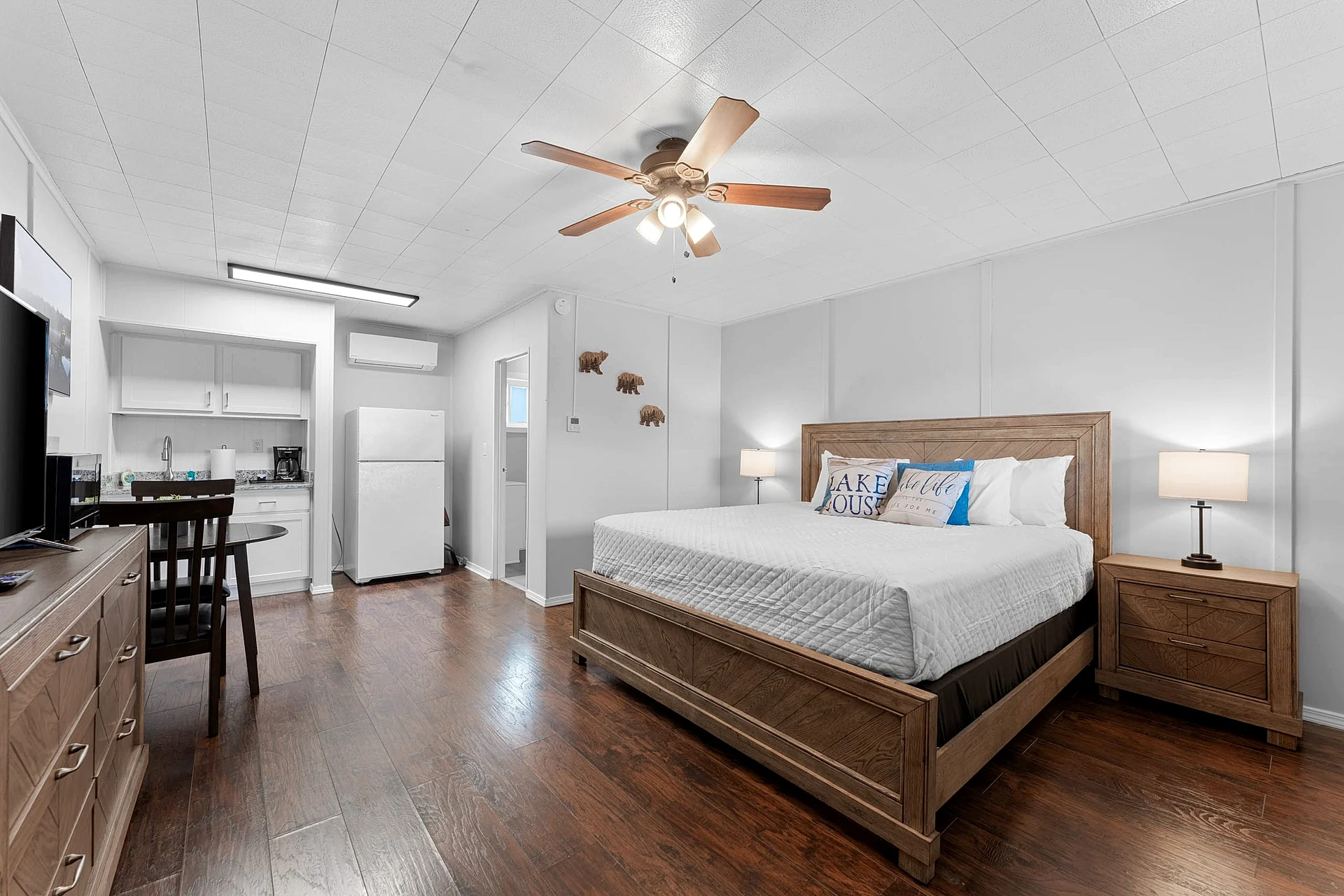 Escape to Comfort and Minutes Walk to Lake! SC10