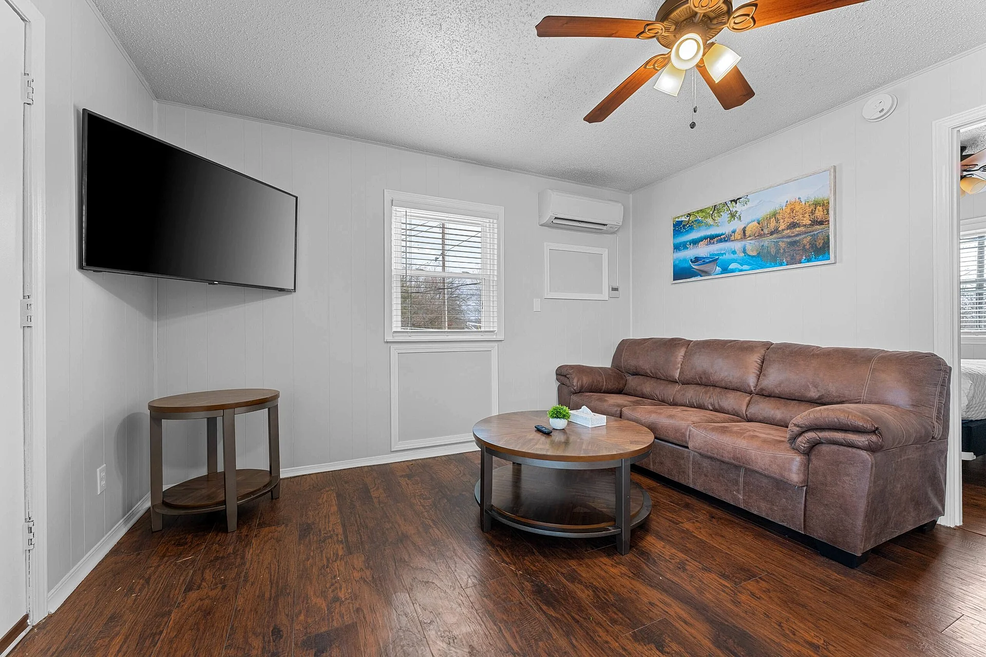 Silver Cove 17: Modern 2BR Poolside Suite in Branson