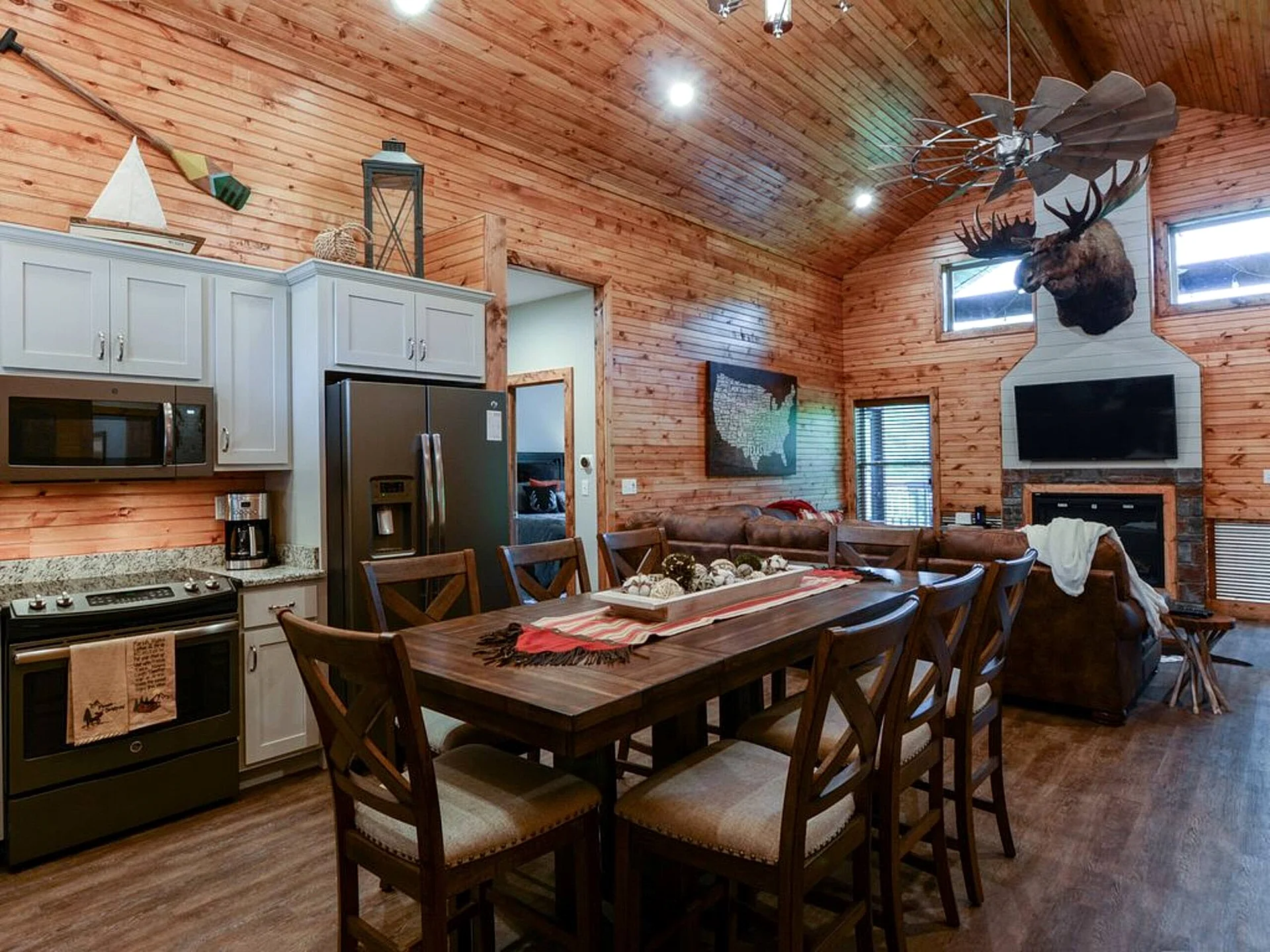Majestic Moose Lodge: 4BR Amenities, Pool, Lake, Gym in Branson West, Missouri, United States — photo 3