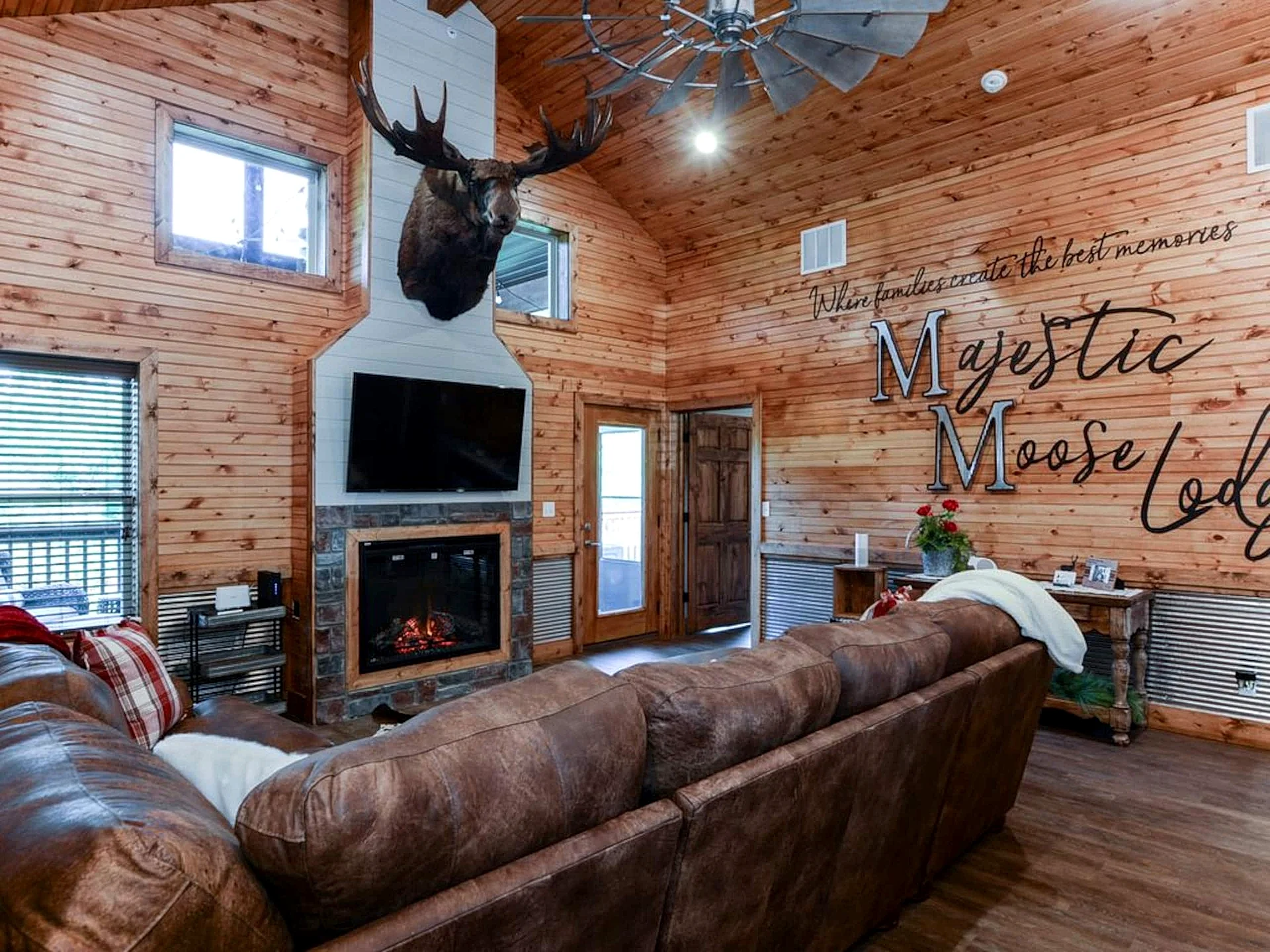 Majestic Moose Lodge: 4BR Amenities, Pool, Lake, Gym in Branson West, Missouri, United States — photo 1