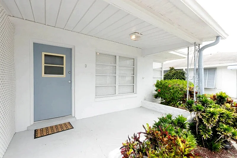 V3- 1 BR, waterfront villa, 2 min walk 2 beach