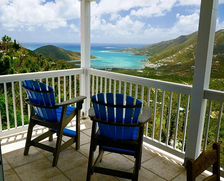 Awesome views, private pool, air conditioning, close to beaches, restaurants!