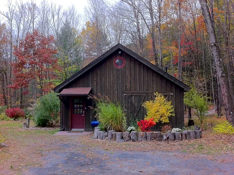 A Romantic Escape, Woodstock Barn by A Stream with Hot Tub