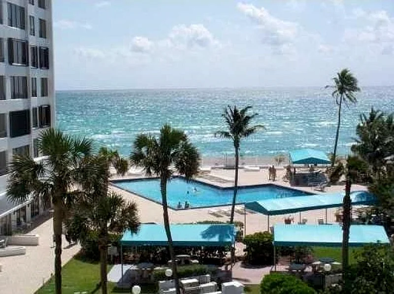 Hollywood beachfront condo: 2 rooms 1,5 bath sleeps 4 free parking heated pool